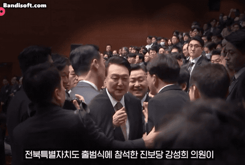 윤석열 앞에서 끌려나가는 국회의원 다른각도...gif | 인스티즈
