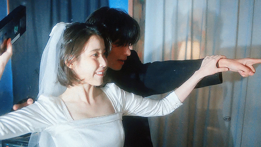 [잡담] 아이유 뮤비 럽윈올 짤 다 예쁘게 쪄줘서 너무 감사하다😭 | 인스티즈