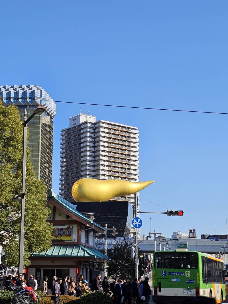 [잡담] 도쿄에 이 빌딩 똥처럼 생겼는데 뭔지 궁금해서 똥빌딩이라 검색했는데 진짜 나오네 | 인스티즈