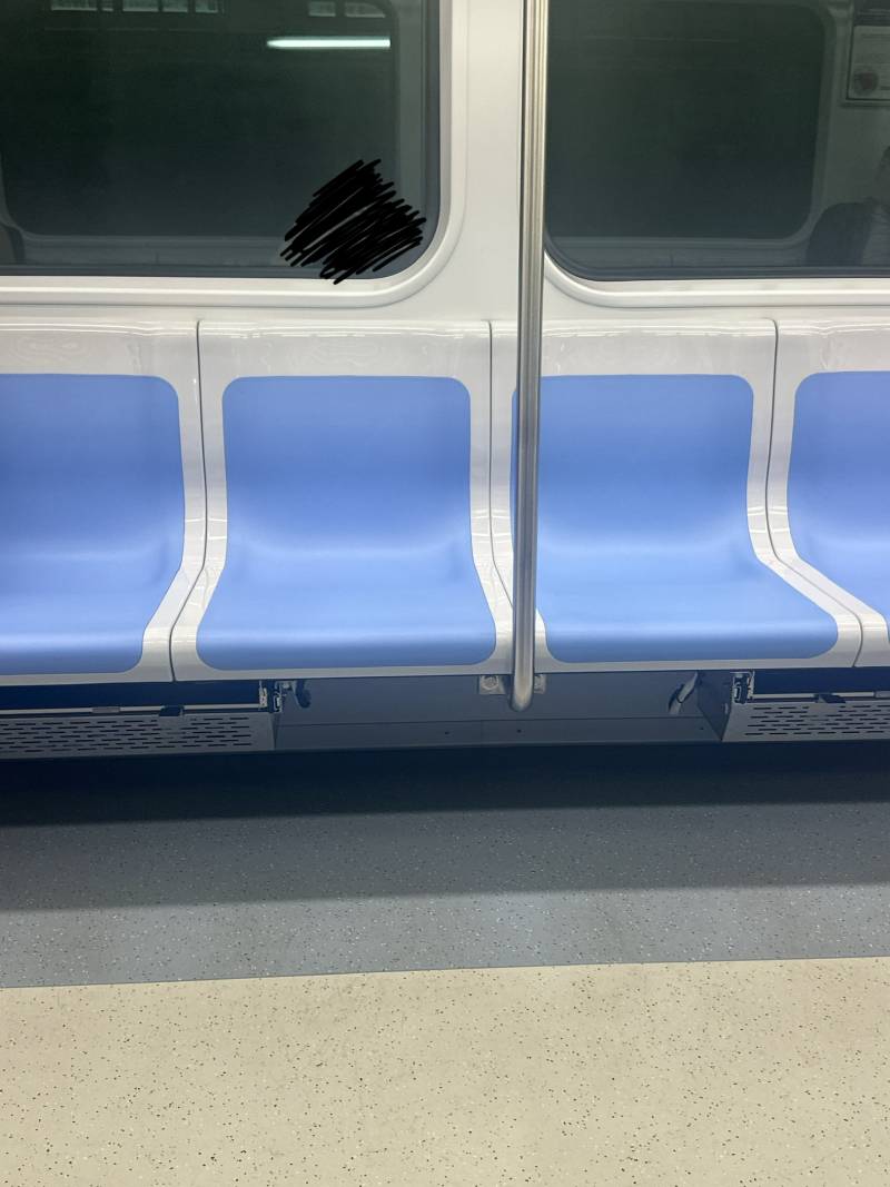 [잡담] 부산 지하철 좌석 굉장히 예쁘네... | 인스티즈