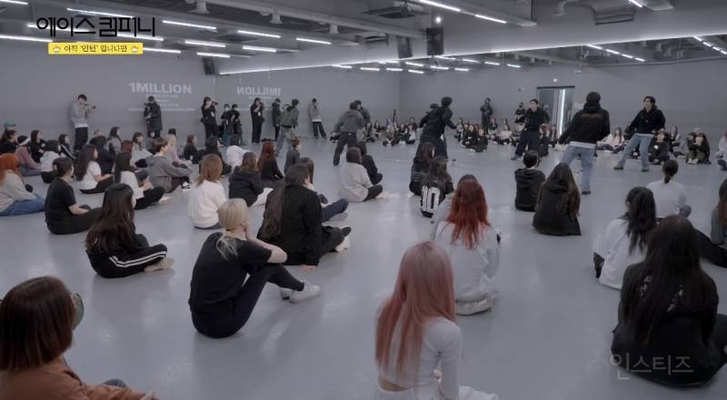 팬 56명이랑 같이 춤 연습한 최초의 남자 아이돌 그룹.jpg | 인스티즈