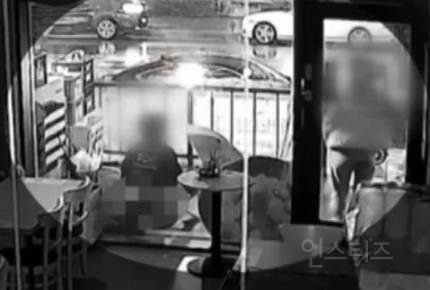 남의 식당 앞에서 오줌싼 女…CCTV에 더 충격적 장면이 | 인스티즈