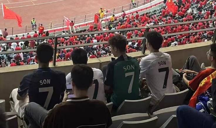 [잡담] 손흥민 이름 새겨진 한국 국대 유니폼 입고 태국 응원하는 태국인 왤케 웃기지ㅋㅋㅋㅋㅋㅋㅋㅋ | 인스티즈