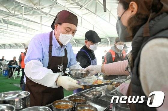 윤석열 대통령 어제 급식 봉사 후기.jpg | 인스티즈