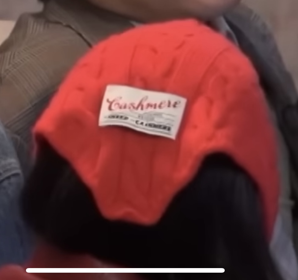[잡담] 아파트404에서 제니가 쓴 빨간 모자 브랜드 아는사람? | 인스티즈