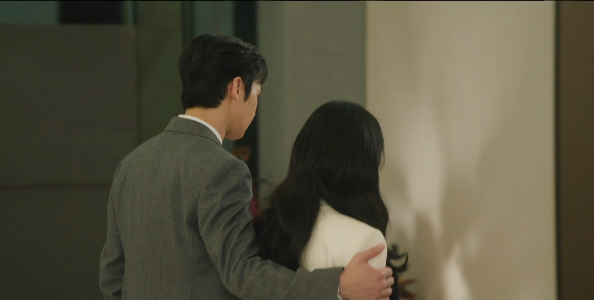 [잡담] 김수현이 왼손잡이잖아 박성훈은 오른손잡이고 | 인스티즈