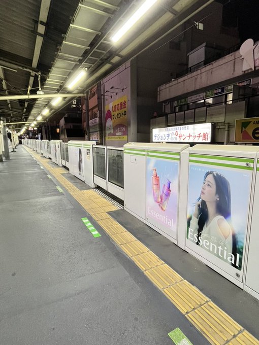 [잡담] 뉴진스 현재 일본 지하철역에서 완전 제대로 광고 중인듯 | 인스티즈