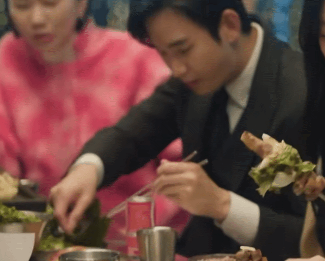 [잡담] 먹는데 진심인 김수현 | 인스티즈