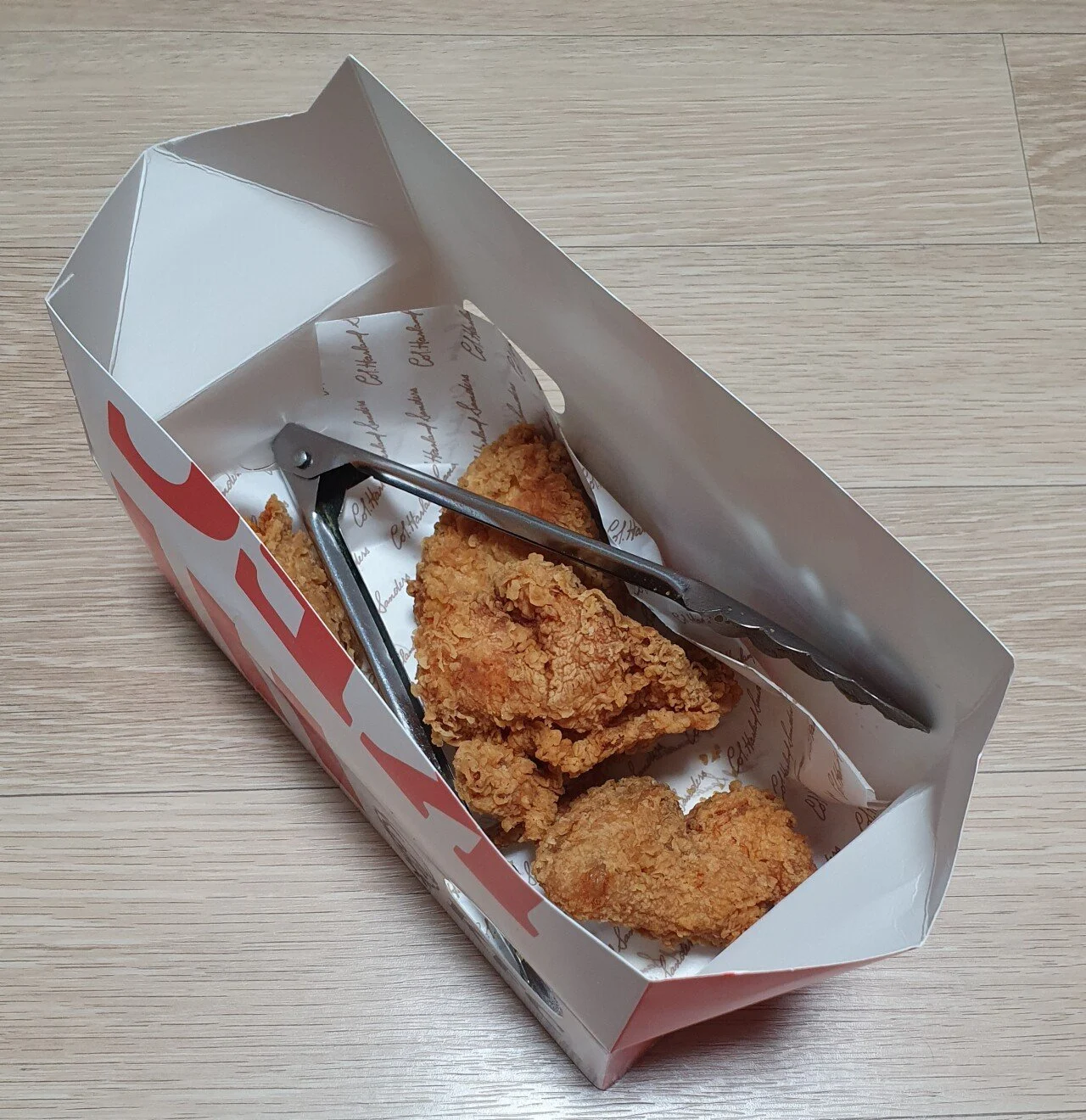 [잡담] 배달 온 KFC에서 이물질 발견.jpg | 인스티즈