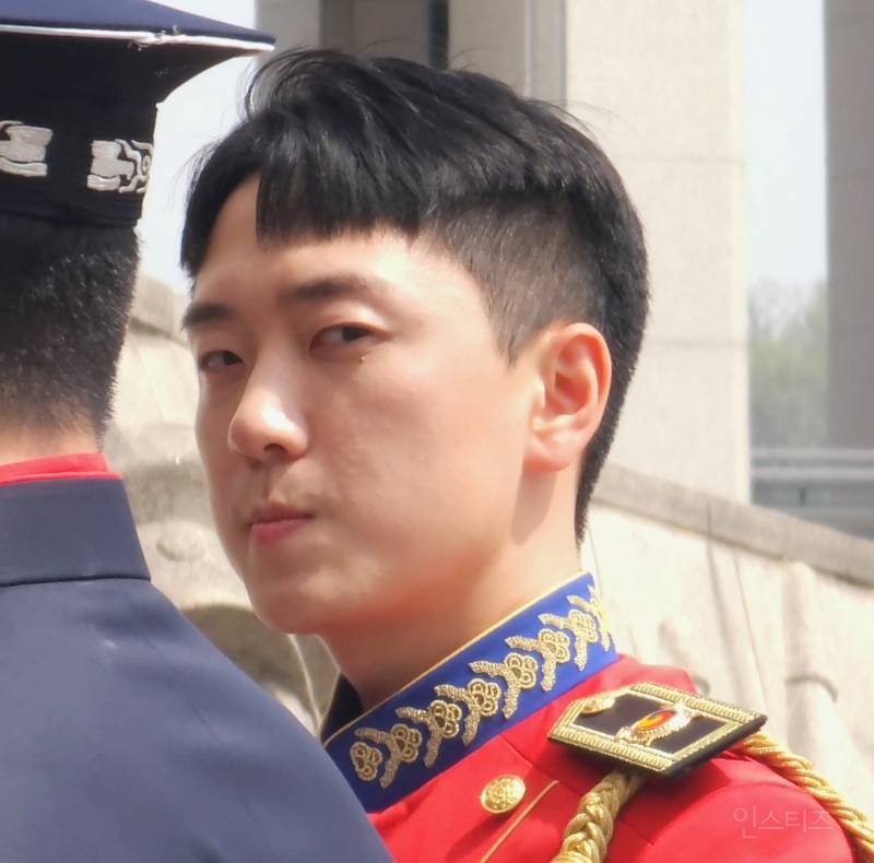 군복무 중 국군 행사 참석한 김연아 남편 고우림.jpg | 인스티즈