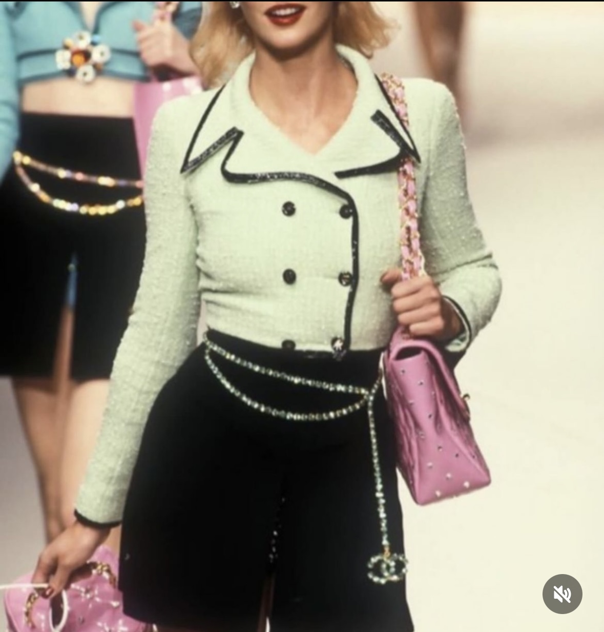 [잡담] 90년대 샤넬 런웨이 패션쇼라는데 이 옷 제니가 입은거 본 적 있음! | 인스티즈