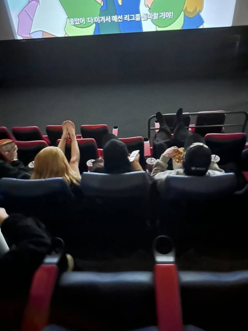 [정보/소식] 현재 커뮤에 돌고있는 영화관 레전드 GOAT 관람객들 등장.jpg | 인스티즈
