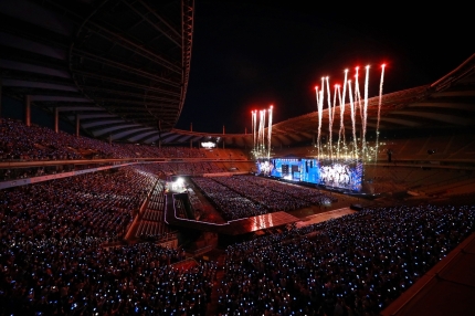 [정보/소식] 상암벌 선 세븐틴…3만5천 팬 앞 '마에스트로'로 변신 | 인스티즈