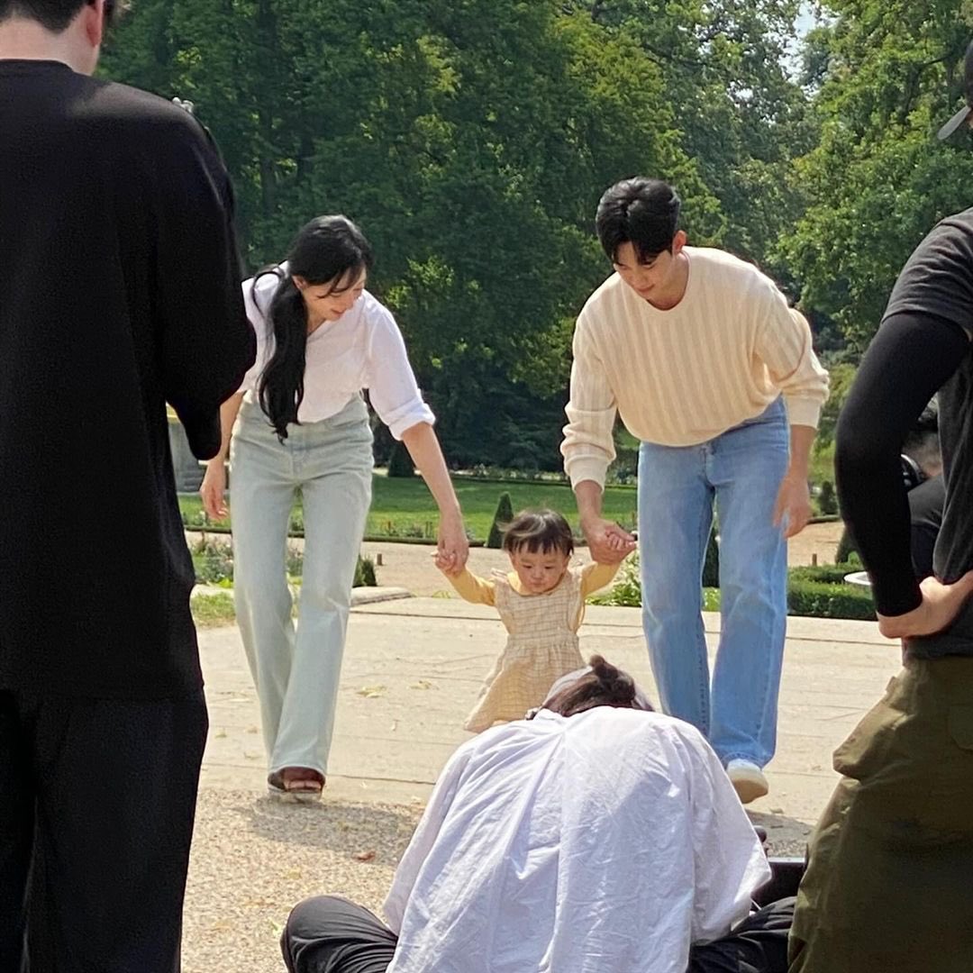 [잡담] 김수현 김지원 애기랑 찍힌 사진 진짜 사람 개도/라이 만드네 | 인스티즈