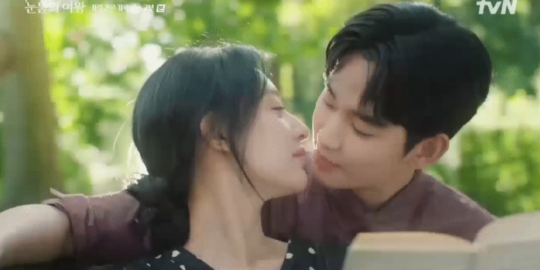 [잡담] 김수현 키스하기 전이랑 하고 난 다음에 입술 보는데 | 인스티즈