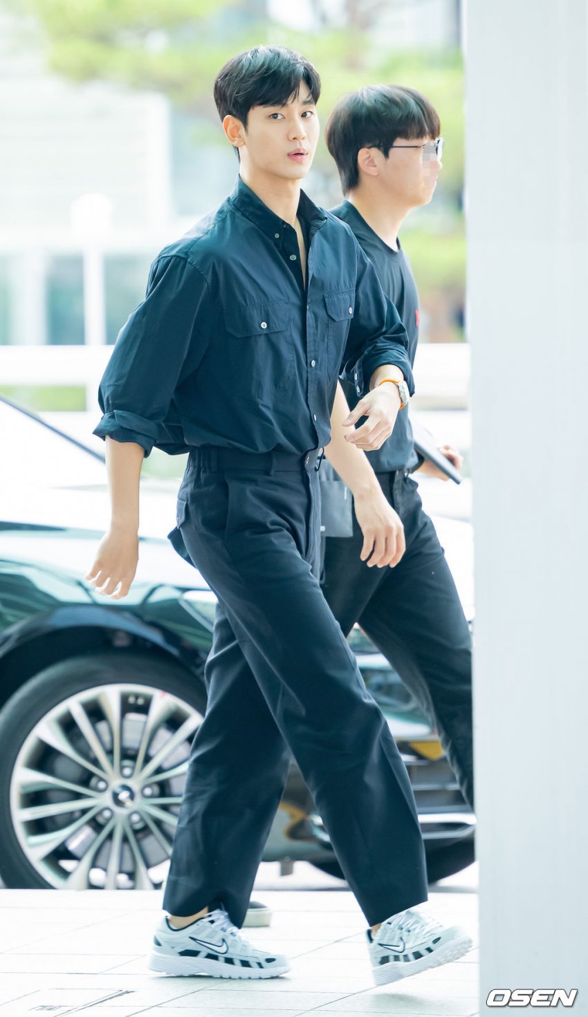 [잡담] 김수현 최근 공항 패션이라는데 | 인스티즈