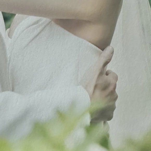 [잡담] 눈여 웨딩짤 김수현 손이 미친거같다...... | 인스티즈