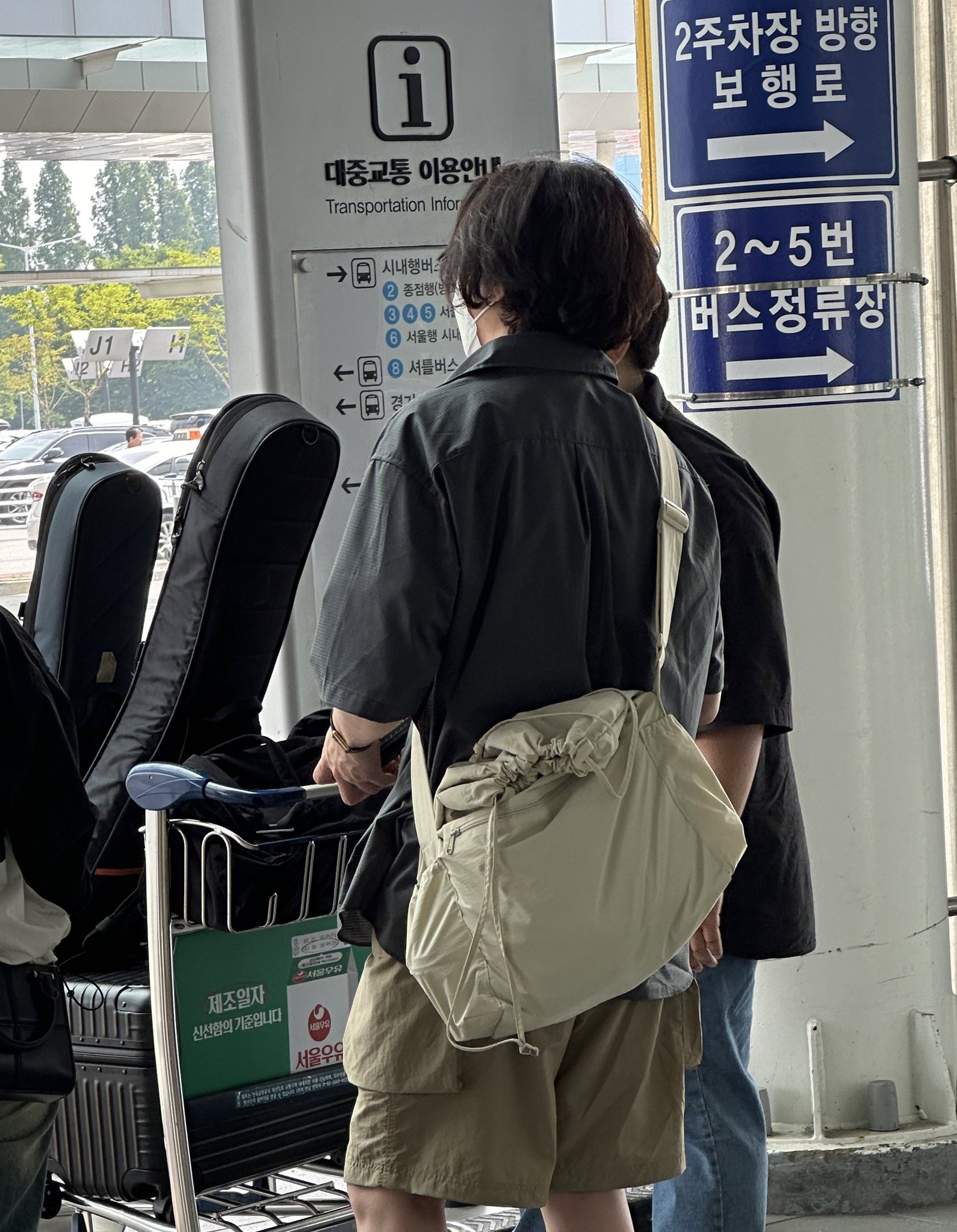 [잡담] 아 김포 공항에 먼저 도착한 데이식스 리더 ㅋㅋㅋㅋㅋㅋㅋㅋㅋㅋㅋㅋㅋ | 인스티즈