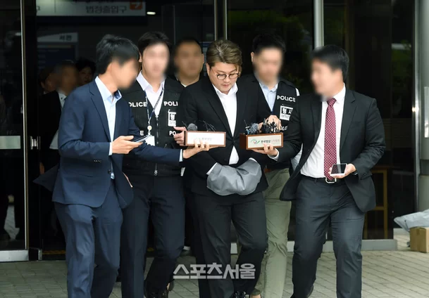 [정보/소식] "22살 매니저는 처벌 받아도 되니?"…부장판사에게 혼난 김호중, 수갑 차고 구속 | 인스티즈