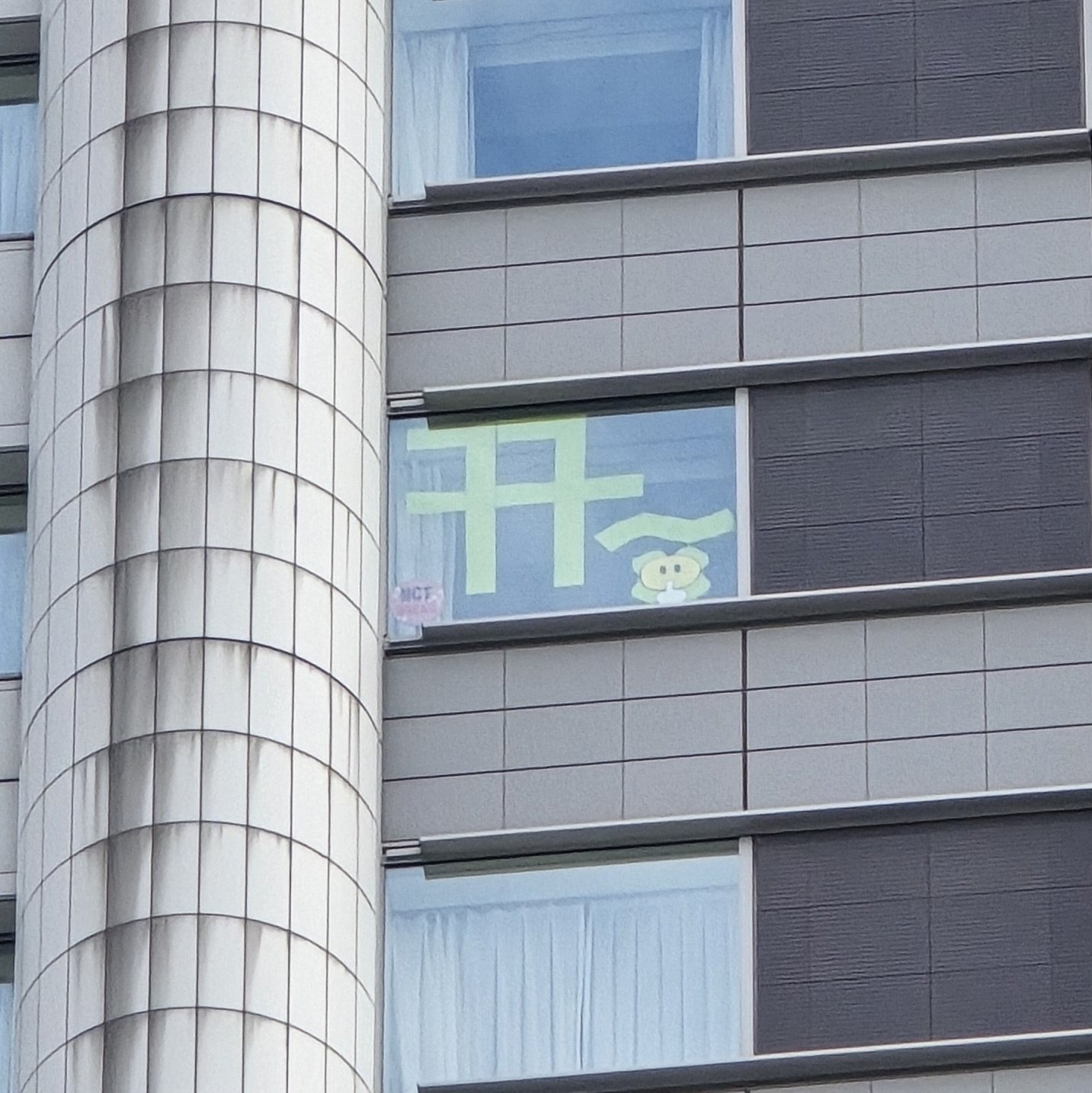 [잡담] 도쿄즈니들 도쿄돔 호텔 창문 꾸며놓은거 너무 귀엽다 | 인스티즈