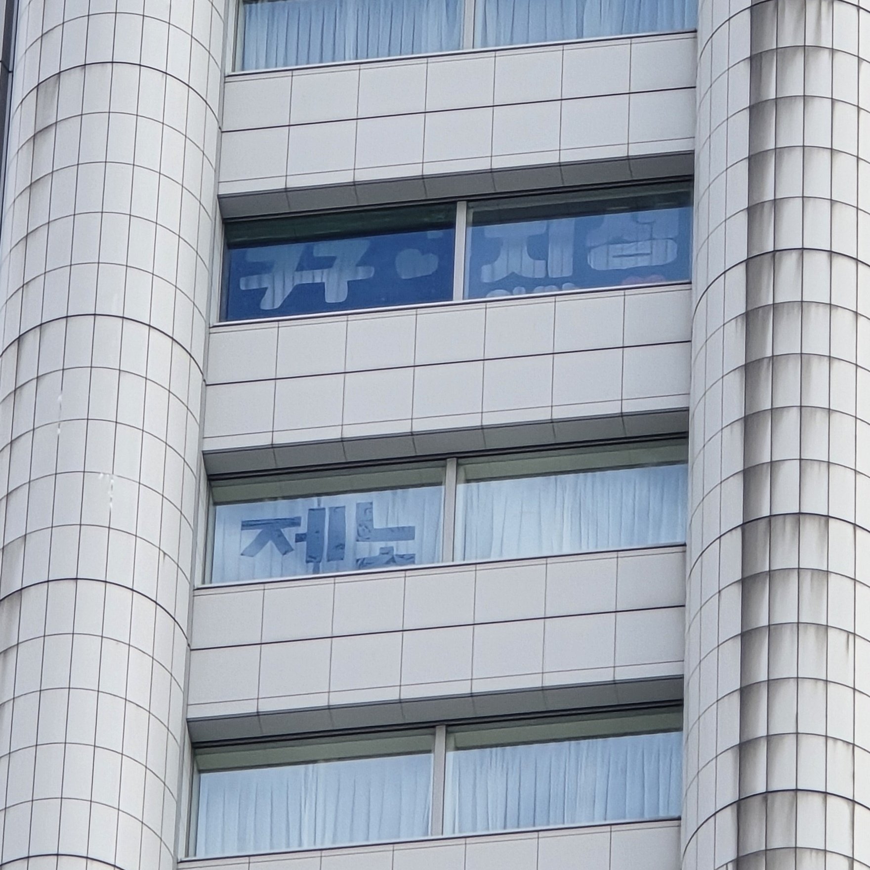 [잡담] 도쿄즈니들 도쿄돔 호텔 창문 꾸며놓은거 너무 귀엽다 | 인스티즈