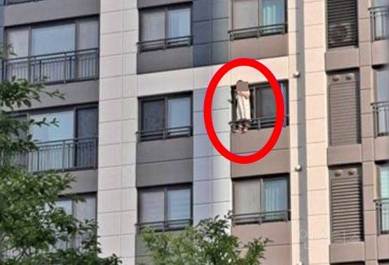 "저렇게까지 피우고 싶냐”…고층 아파트 창틀서 흡연한 '민폐 입주민' 아찔 | 인스티즈