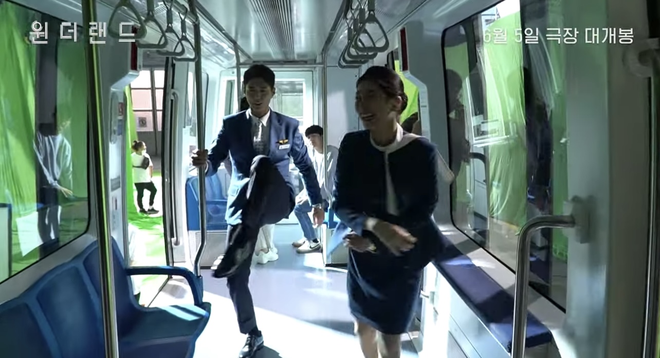 [잡담] 박보검 수지 진짜 장난기 많다ㅋㅋㅋ 계속 까르르 모드인데 주변스텝들 다 익숙한듯 | 인스티즈