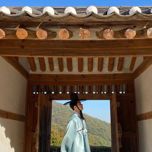 퍼컬이 조선시대인 한 배우의 한복 착장 모음.jpg | 인스티즈