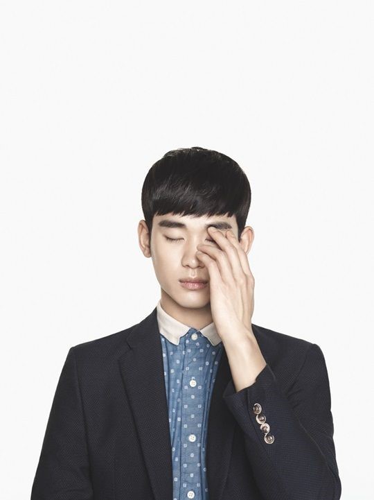[잡담] 김수현 손 얼굴이랑 되게 안어울린다 | 인스티즈