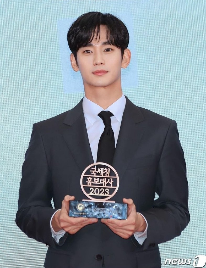 [잡담] 있자나..김수현 목 길다고 한번 인식하니까 계속 신경쓰여.. | 인스티즈