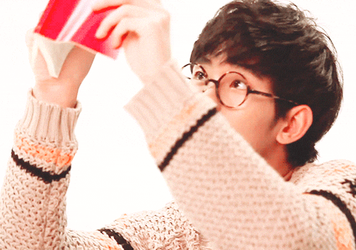 [잡담] 안경.뽀글머리 김수현 개희귀하다🧎‍➡️🧎‍➡️ | 인스티즈