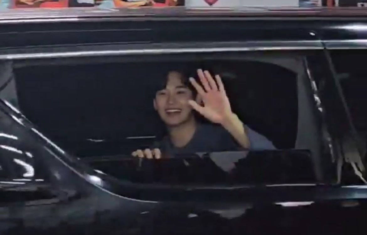 [잡담] 아니 김수현 얼굴이 작은거야 손이 큰거야.. | 인스티즈