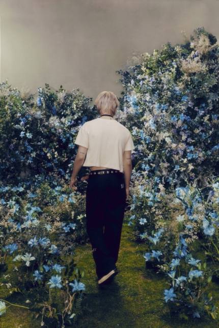 [정보/소식] 꽃에 둘러싸인 지민…신보 'MUSE'의 'BLOOMING' 버전 무드 포토 | 인스티즈
