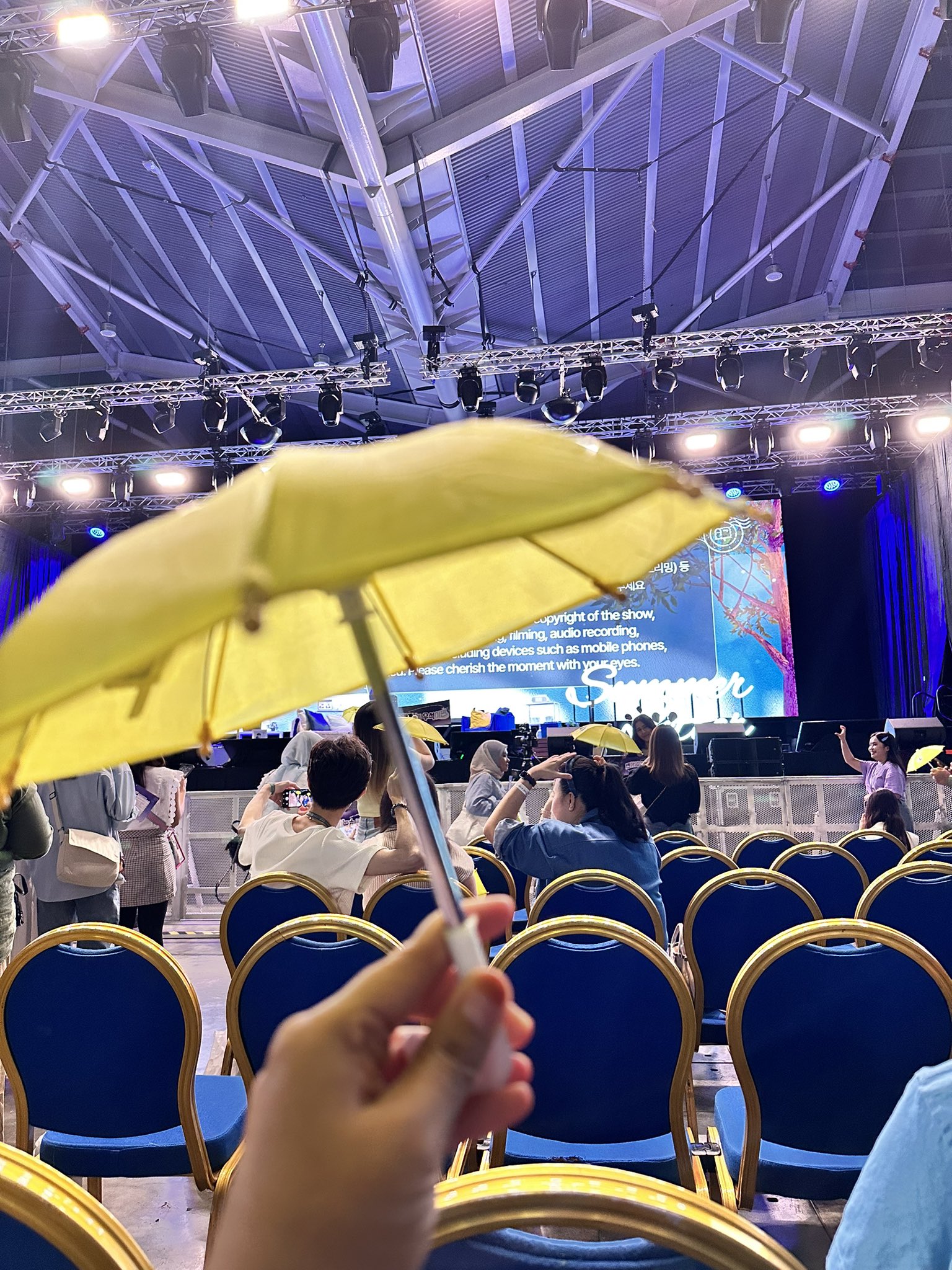 [잡담] 변우석 싱가폴은 팬들끼리 우산도 나눠줬나봐 | 인스티즈