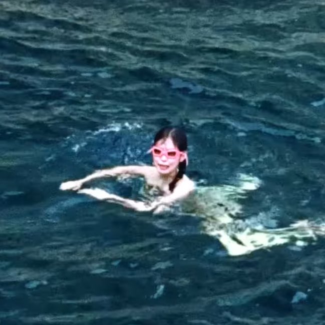[잡담] 제니 방금 뜬 브이로그에서 ㅋㅋㅋ 수영?하는거 귀엽다 | 인스티즈