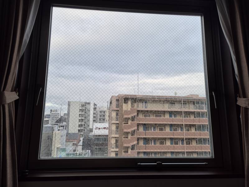 [잡담] 지금 일본에 있는 숙소인데 창문 어떻게 여는걸까...??? | 인스티즈