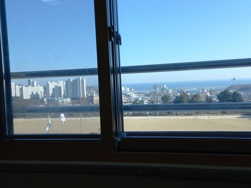 [잡담] 창문으로 바다가보이는 학교 | 인스티즈