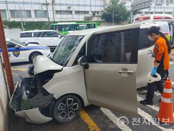 [정보/소식] [단독] 서울역 인근서 차량 인도 돌진에 2명 부상... 80대 운전자 "급발진” 주장 | 인스티즈