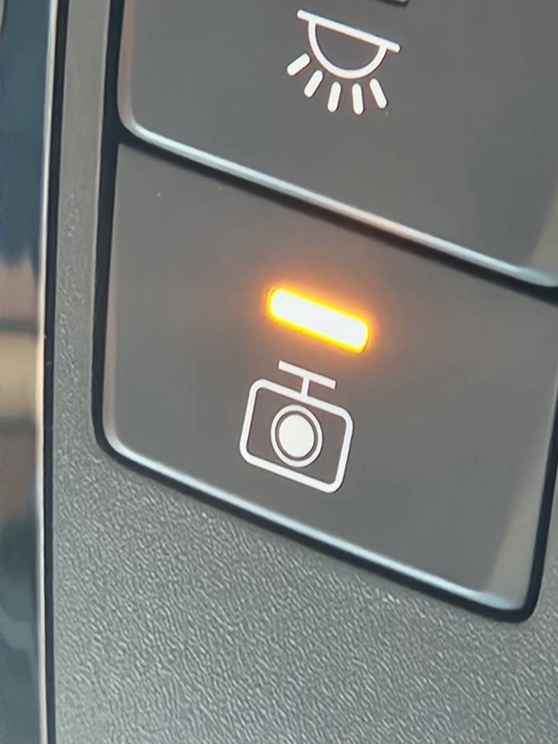 [잡담] 얘더라,, 혹시 자동차 버튼인데 이거 뭔 기능인지 아는 사람? | 인스티즈