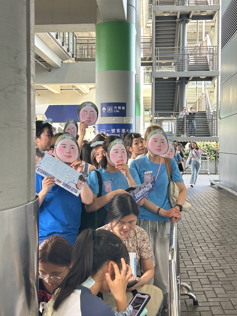 [잡담] 실시간 변우석 기다리는 홍콩 통통이들 진짜 무섭다.... | 인스티즈