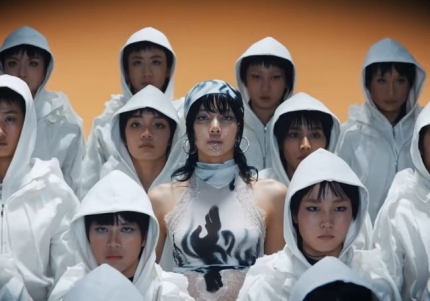 [정보/소식] 블랙핑크 리사, 트래비스 스캇 MV 표절 논란…원작자 "거절했는데도” | 인스티즈