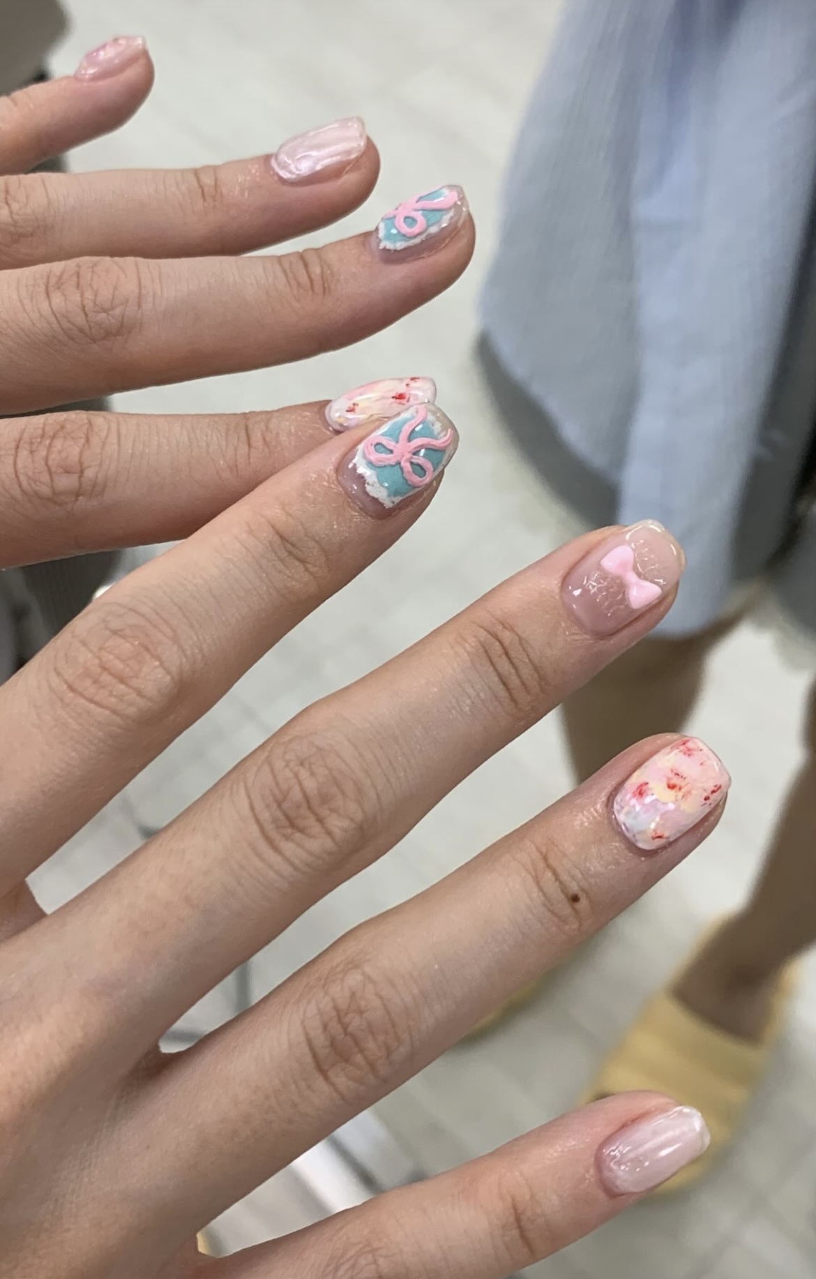 [잡담] 이 네일 예쁘지 않아....?🥹🥹🥹 셋중에 하나 | 인스티즈