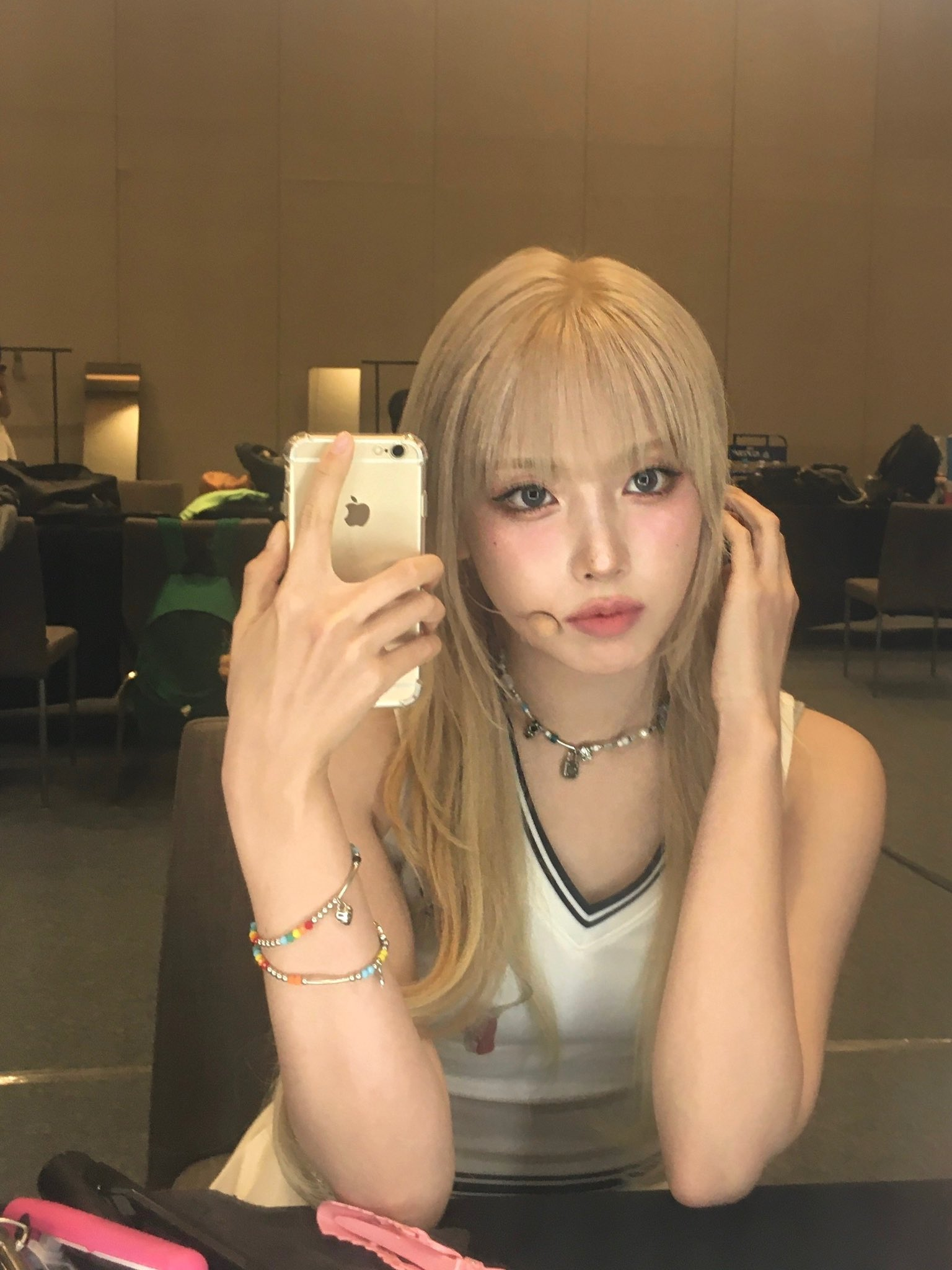 얼굴 보느라 몰랐는데 손이 진짜 섬섬옥수라는 엔믹스 지우.jpg | 인스티즈
