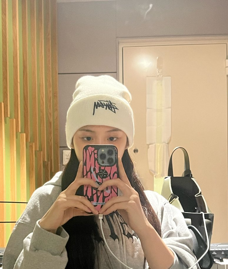 얼굴 보느라 몰랐는데 손이 진짜 섬섬옥수라는 엔믹스 지우.jpg | 인스티즈