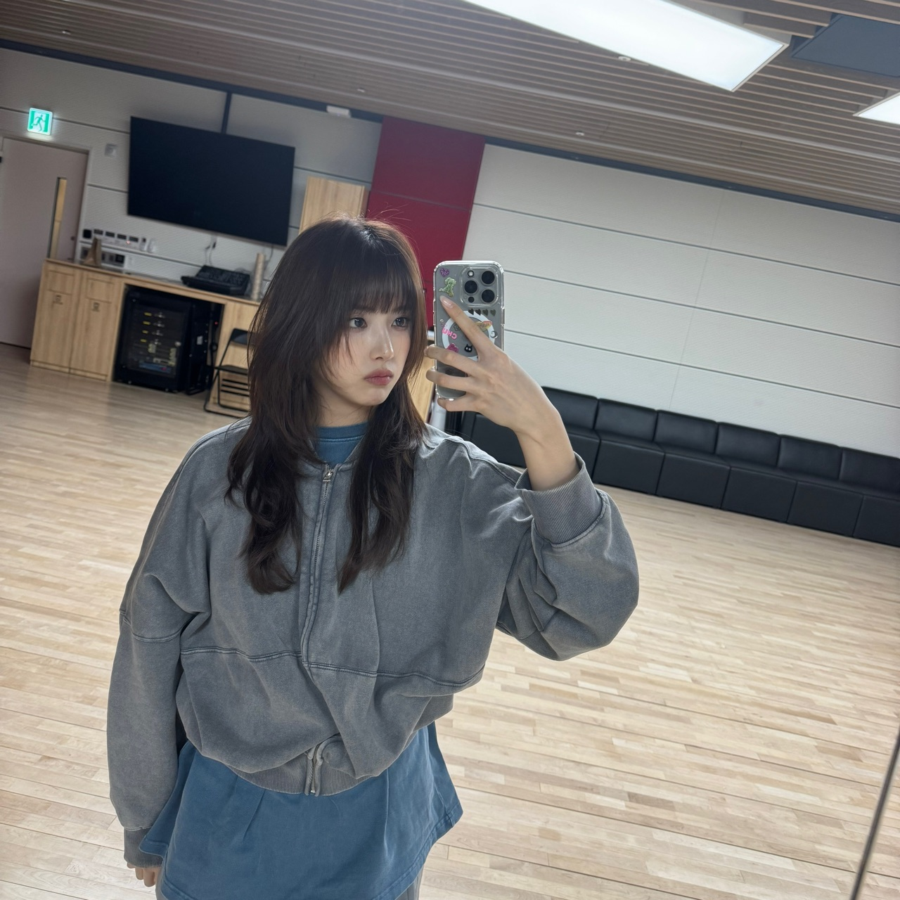 얼굴 보느라 몰랐는데 손이 진짜 섬섬옥수라는 엔믹스 지우.jpg | 인스티즈