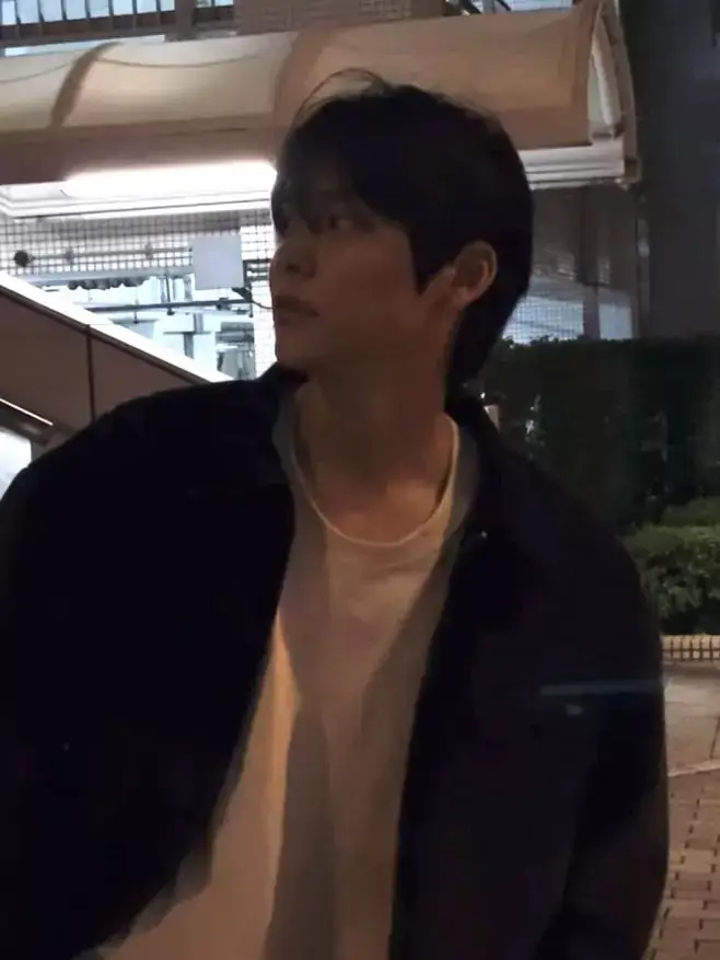 12 시가 되면 대나무숲에 있는 책 읽는 소녀상의 소녀가 책을 한 페이지씩 읽고 책을 다 읽으면 정상영업이 무너진다는 전설이 있다 | 인스티즈