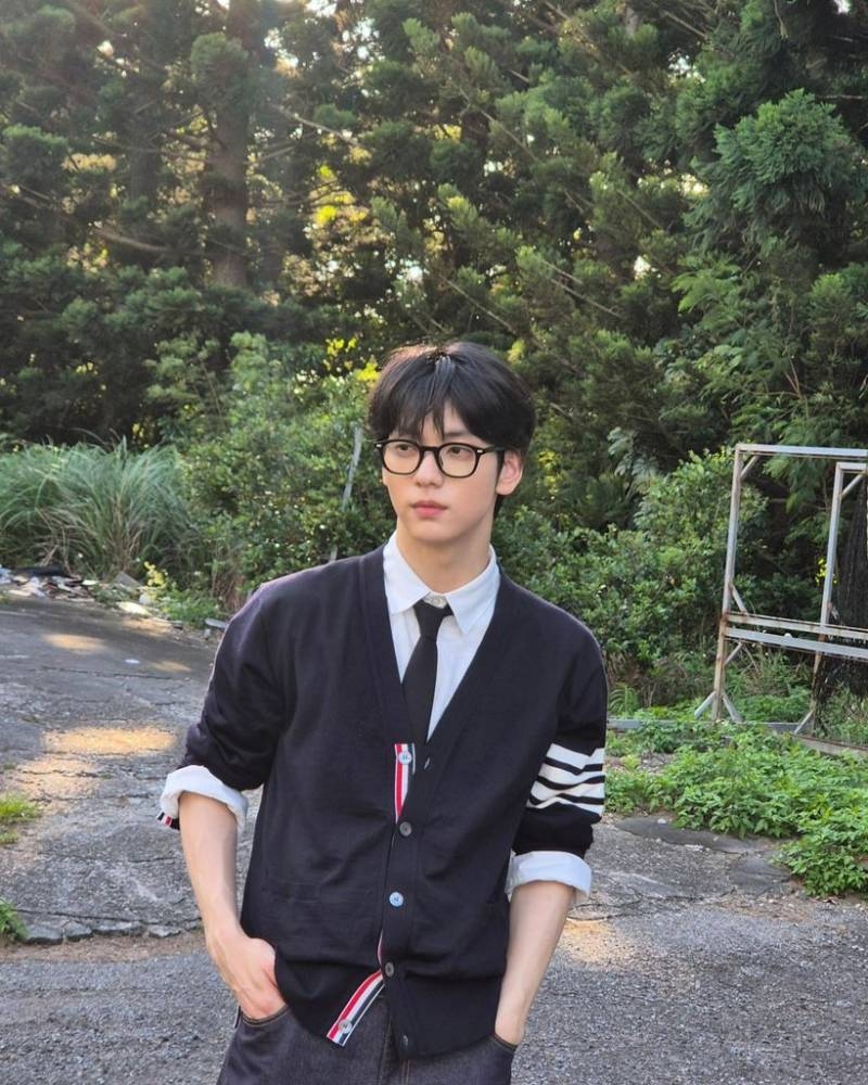 사쳌에 톰브라운 옷입고 톰브라운 공계에 하트까지 받은 남자 아이돌..jpg | 인스티즈
