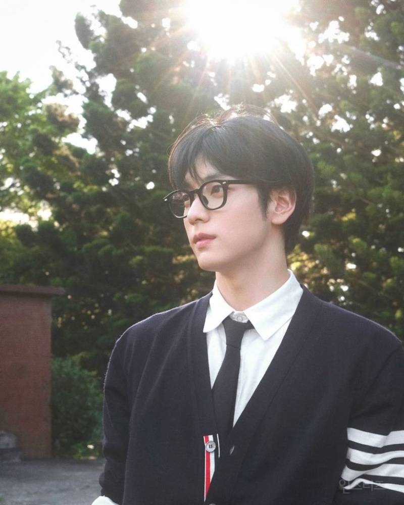 사쳌에 톰브라운 옷입고 톰브라운 공계에 하트까지 받은 남자 아이돌..jpg | 인스티즈
