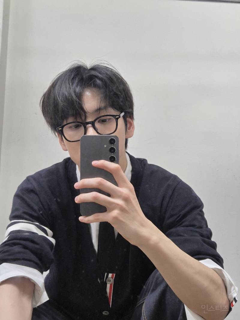 사쳌에 톰브라운 옷입고 톰브라운 공계에 하트까지 받은 남자 아이돌..jpg | 인스티즈