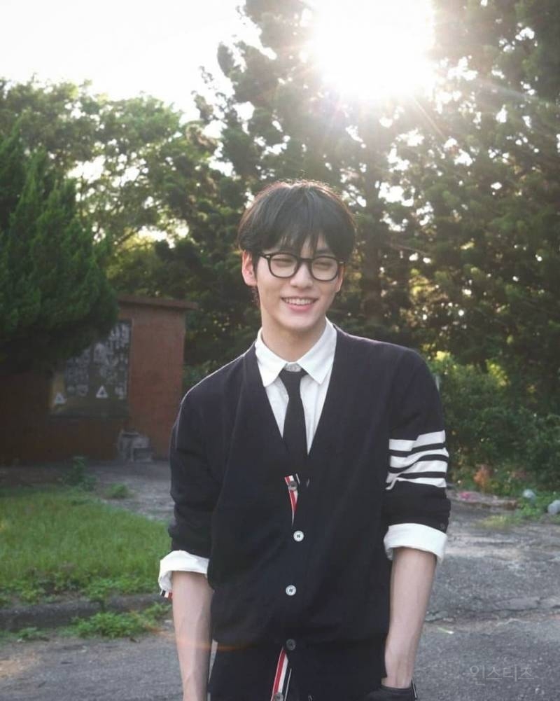 사쳌에 톰브라운 옷입고 톰브라운 공계에 하트까지 받은 남자 아이돌..jpg | 인스티즈